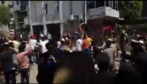 आगरा26मार्च25* सांसद रामजीलाल सुमन के आवास पर करणी सेना का हंगामा