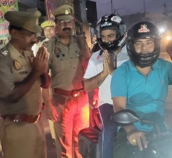 हरदोई26मार्च25*पिहानी पुलिस की अनूठी पहलः बिना हेलमेट वाहन चालकों क मुफ्त हेलमेट बांटे, फूल देकर किया जागरूक