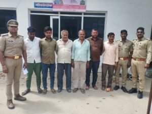 मथुरा29मार्च25*मापतौल के दौरान राजस्व निरीक्षक व लेखपाल के साथ मारपीट करने वाले 06 नफर वांछित अभियुक्तगण गिरफ्तार ।*