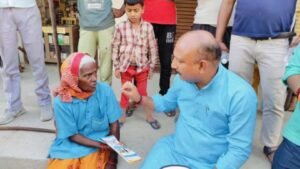 हरदोई29मार्च25* बुजुर्ग महिला की पुकार पर जमीन पर बैठे भाजपा जिलाध्यक्षः