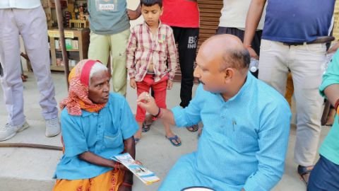 हरदोई29मार्च25* बुजुर्ग महिला की पुकार पर जमीन पर बैठे भाजपा जिलाध्यक्षः