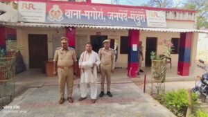 मथुरा29मार्च25*एक अभियुक्त को अवैध देशी शराब के साथ किया गिरफ्तार, कब्जे से कुल 24 अदद पौआ देशी शराब बरामद ।*