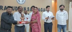 कौशाम्बी29मार्च25*ग्राम प्रधानों को गाँधी जी की कॉस्य प्रतिमा देकर किया गया सम्मानित किया*