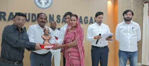 कौशाम्बी29मार्च25*ग्राम प्रधानों को गाँधी जी की कॉस्य प्रतिमा देकर किया गया सम्मानित किया*