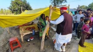 अयोध्या30मार्च25*गायत्री का दर्द सुनने पाराखानी पहुंचे सांसद अवधेश प्रसाद, घटनाक्रम गायत्री से सुन डीएम को फोन पर दी जानकारी