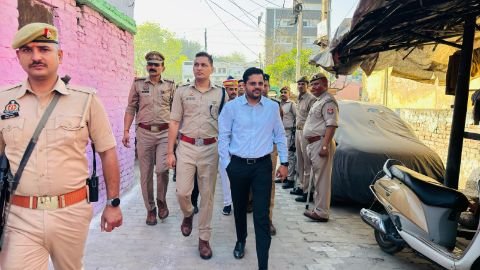 उन्नाव31मार्च25*ईद उल फितर की नमाज के समय शांति एवं सुरक्षा व्यवस्था का जायजा लेने हेतु डीएम व एसपी ने पैदल भृमण किया