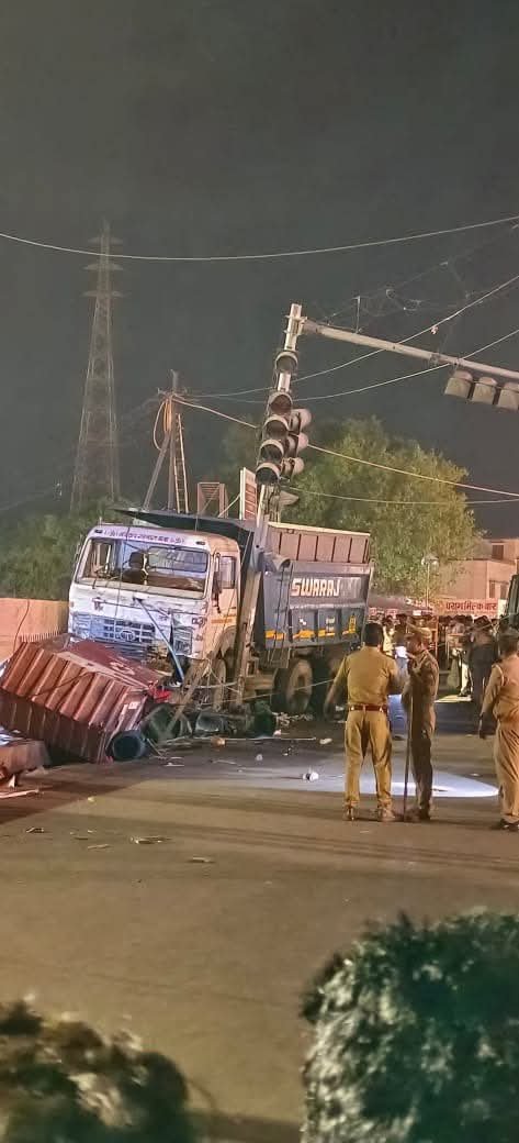 अयोध्या09अप्रैल25*नशे में ड्राइवर ने पुलिस बैरियर तोड़ा: एक मरा, तीन घायल।* अयोध्या09अप्रैल25*नशे में ड्राइवर ने पुलिस बैरियर तोड़ा: एक मरा, तीन घायल।*