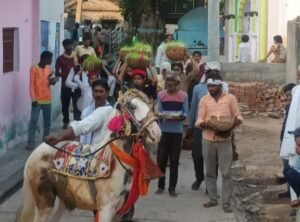 हमीरपुर11अप्रैल25*देवीगंज के ग्राम वासियों ने धूमधाम से निकाले जबारे।