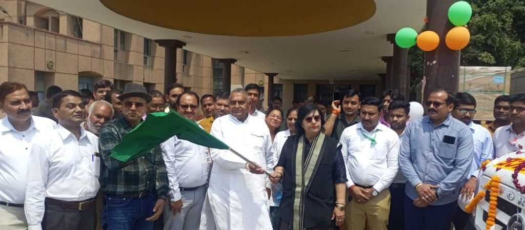 कानपुर देहात12अप्रैल2025*सांसद भोले सिंह जी ने 102, 108 एम्बुलेंस सेवा को हरी झंडी दिखाकर रवाना किया