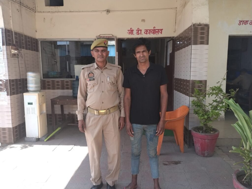 मथुरा14अप्रैल25अवैध चाकू के साथ किया गिरफ्तार*