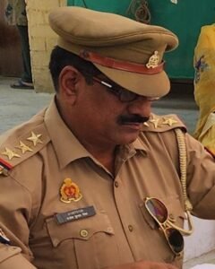 उन्नाव 15अप्रैल25में गंगाघाट के दबंग इंस्पेक्टर ने पत्रकार को दी धमकी