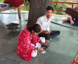 लखनऊ15अप्रैल25 के एक मंदिर में एक लड़का और लड़की शादी करने पहुंचते हैं