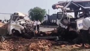 महाराष्ट्र15अप्रैल25 बस और ट्रक की जोरदार टक्कर तीन की मौत बीस लोग घायल