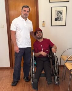 नई दिल्ली16अप्रैल25*राहुल गांधी के साथ जिस व्यक्ति को देख रहे हो