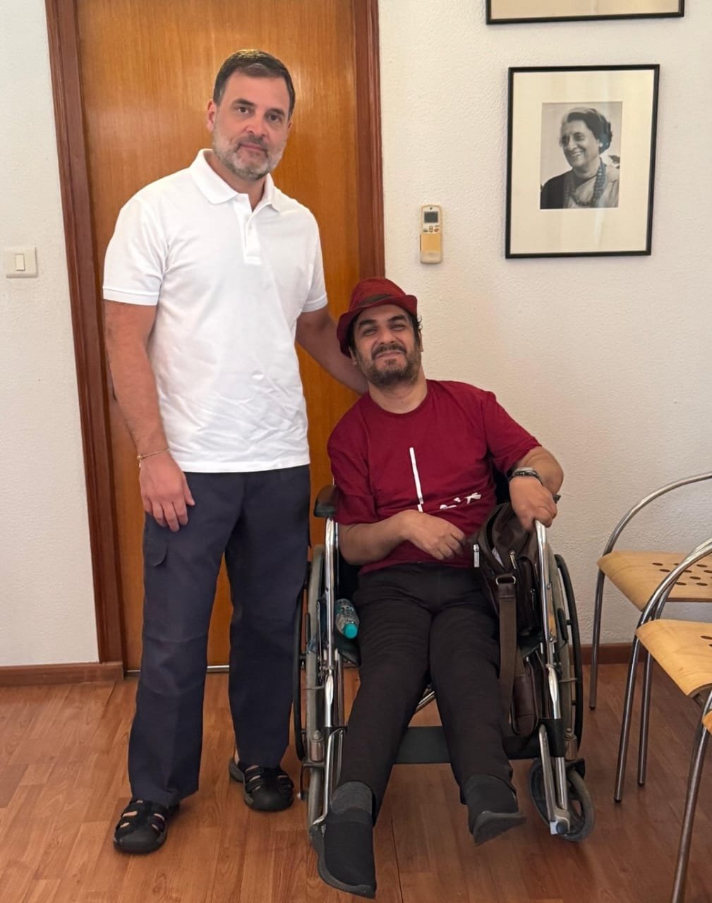 नई दिल्ली16अप्रैल25*राहुल गांधी के साथ जिस व्यक्ति को देख रहे हो