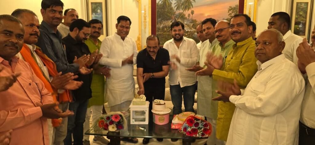 हरदोई16अप्रैल25* सांसद जयप्रकाश रावत का जन्मदिनः ब्लॉक प्रमुख कुशी बाजपेई ने केक काटकर दी बधाई,