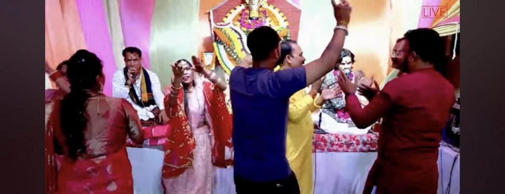 मथुरा16अप्रैल25*खाटू श्याम जी के जागरण में तालियों के साथ कलाकारों ने बांधा समां