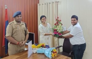 वाराणसी18अप्रैल25*ऑनलाइन ठगी के शिकार व्यक्ति को साइबर सेल वाराणसी ने दिलाई 4.95 लाख रुपये की धनवापसी*