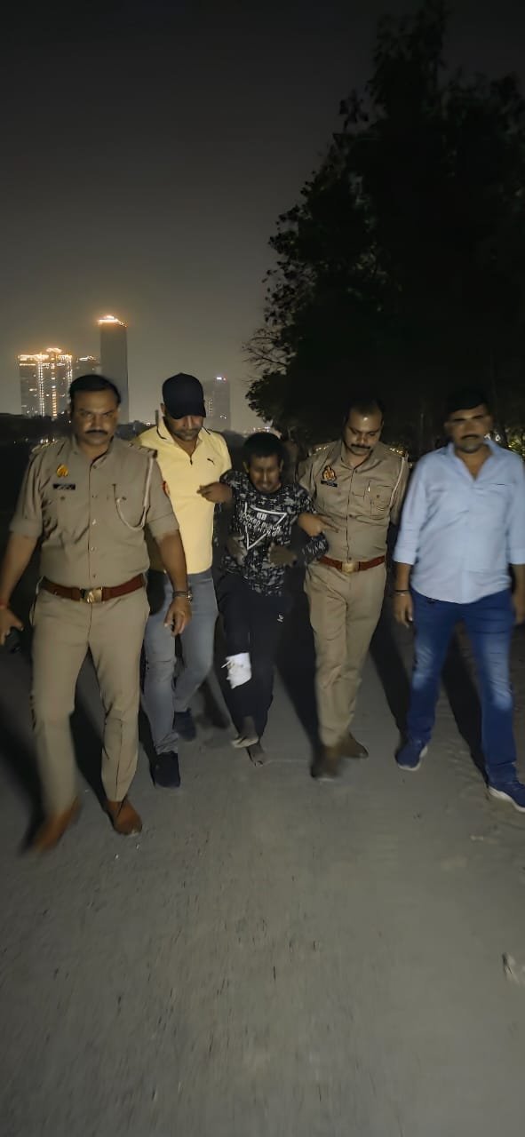 नोएडा :18अप्रैल25* पुलिस की चेकिंग के दौरान शातिर लुटेरे से मुठभेड़।