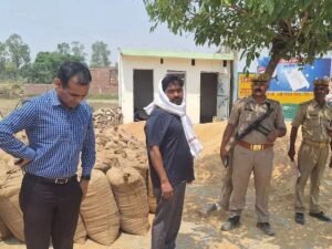 शाहजहांपुर18अप्रैल25*पैरों में हवाई चप्पल,सिर पर गमछा, एडीएम बने किसान,पकड़ा 600 क्विंटल गेहूं,माफिया में मचा हड़कंप*