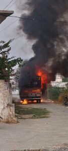 कौशाम्बी 19अप्रैल25  ट्रक में लगी आग खलासी चालक झुलसे*