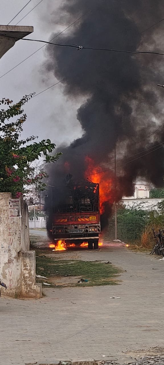 कौशाम्बी 19अप्रैल25  ट्रक में लगी आग खलासी चालक झुलसे*