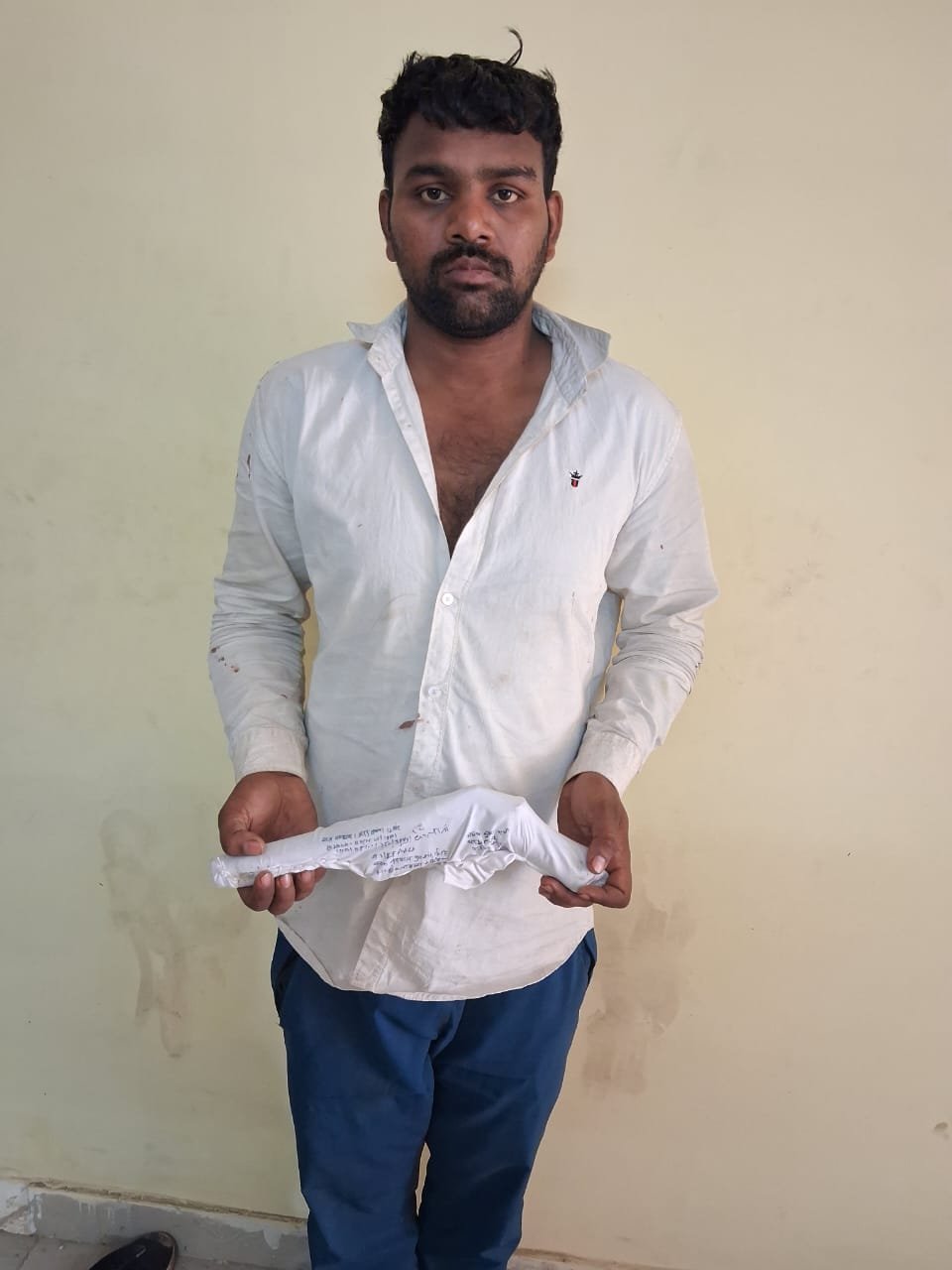 मथुरा 20 अप्रैल 2025* वाँछित अभियुक्त को मय एक अवैध तमंचा सहित किया गिरफ्तार ।*