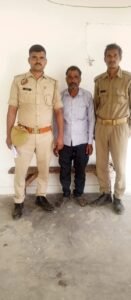 मथुरा 21अप्रैल 25थाना सुरीर पुलिस ने किया एक वारंटी अभियुक्त को गिरफ्तार