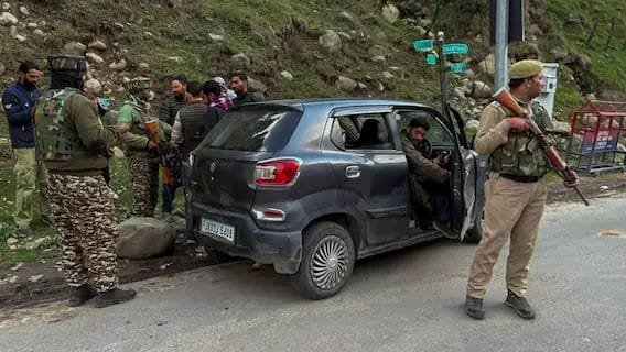 पहलगाम 22अप्रैल25में आतंकियों ने पर्यटकों पर की 50 राउंड से ज्यादा फायरिंग, हमले में 28 लोगों के मारे जाने की आशंका.