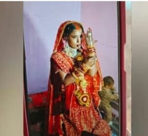 गोरखपुर 25अप्रैल25 नई नवेली पत्नि सरोज की गला दबाकर व सिर पर हथोड़ा मारकर हत्या कर दी। 