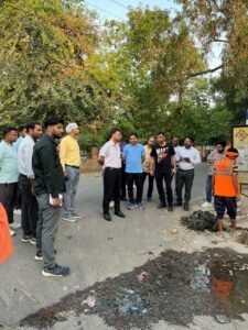 लखनऊ25अप्रैल25 चार्ज लेने के दूसरे दिन सुबह तड़के फील्ड पर उतरे नगर आयुक्त