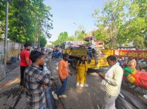 लखनऊ25अप्रैल25नगर निगम द्वारा KGMU, ट्रामा सेंटर के सामने चलाया गया अतिक्रमण हटाओ अभियान।