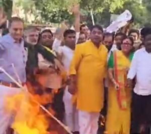 *कानपुर 25अप्रैल25मेयर प्रमिला पांडे ने आतंकवाद का फूंका पुतला*