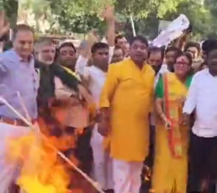 *कानपुर 25अप्रैल25मेयर प्रमिला पांडे ने आतंकवाद का फूंका पुतला*