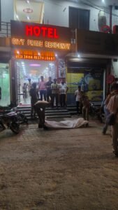 प्रतापगढ़ 25अप्रैल25 सपा नेता के होटल में मिली लड़की की लाश