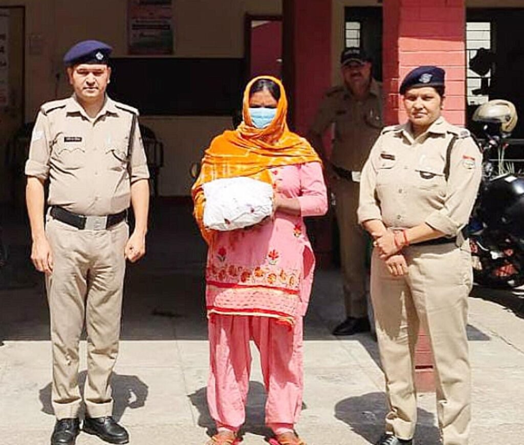 देहरादून 26अप्रैल25 महिला तस्कर गिरफ्तार - 1.2 किलो गांजा बरामद.