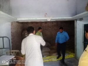 अयोध्या (बीकापुर)26april25*उपजिलाधिकारी विकाश दुबे ने कोटे की दुकान का किया औचक निरीक्षण मिली दुकान बंद*