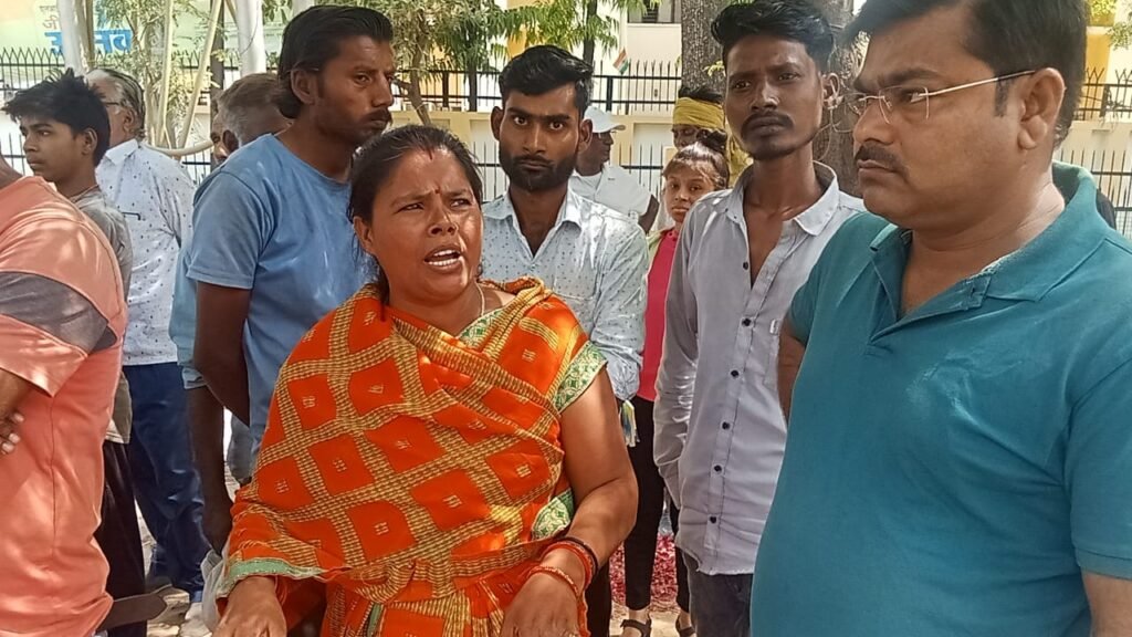 बाँदा 26अप्रैल25*सदर एसडीएम द्वारा धमकी देने एवं गरीब विक्रेताओं के संवैधानिक अधिकारों का उल्लंघन।