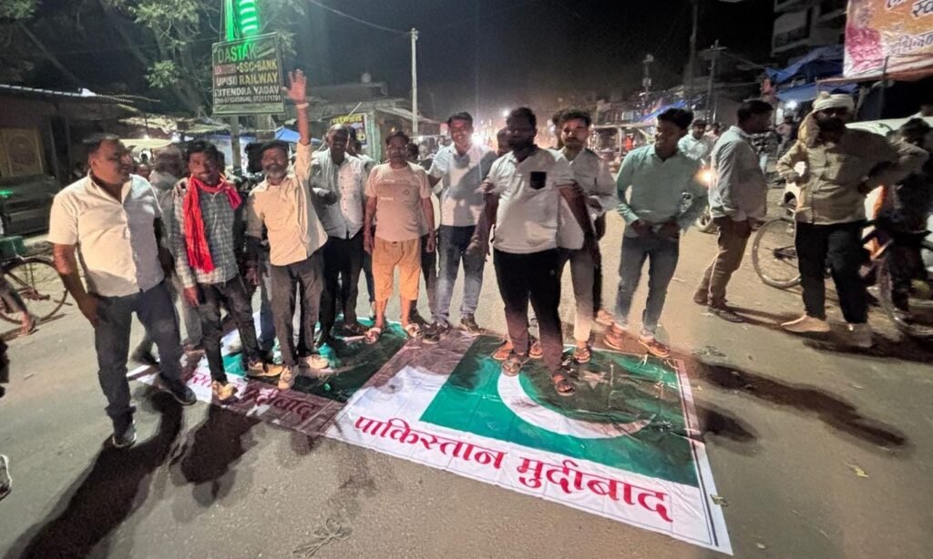 कानपुर28अप्रैल25पाकिस्तान मुर्दाबाद के लगे नारे: रोड पर झंडे को चिपकाया फिर जूते चप्पल पहनकर खड़े हुए लोग