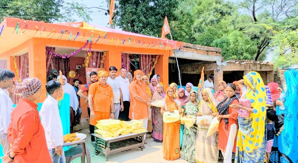 कानपुर28अप्रैल25 निराश्रित महिलाओं को 28 वें वर्कोत्सव पर वस्त्र भेट किए गए