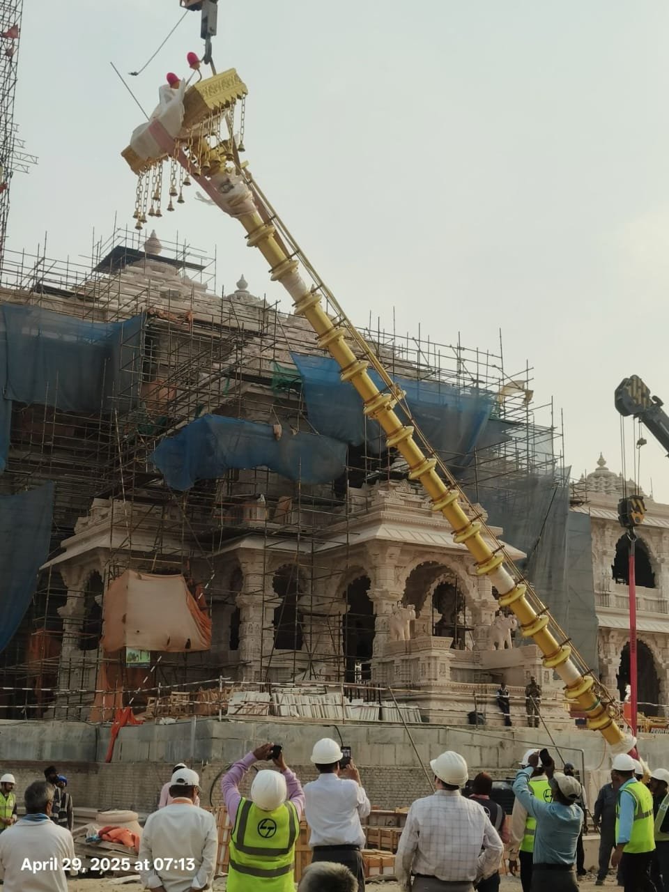 अयोध्या:29अप्रैल25 राम मंदिर के मुख्य शिखर पर ध्वज दंड स्थापित