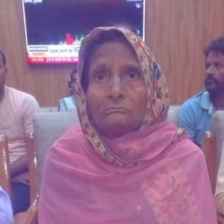 हरदोई01अप्रैल25*वृद्ध महिला के लिए डीएम बन गए फरिश्ता, डीएम ने वृद्ध राधिका की पीड़ा के आसुओं को ख़ुशी में बदला