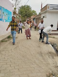 रायबरेली02अप्रैल25*सफाई कर्मियों के द्वारा की जा रही साफ सफाई की बीडीओ वर्षा सिंह ने परखी हकीकत