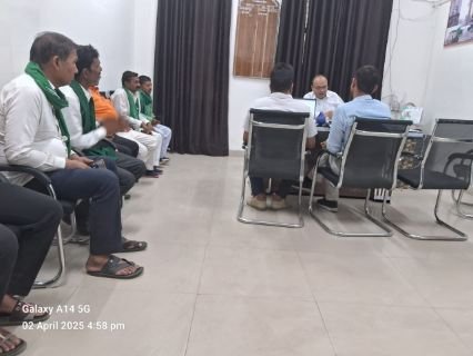 हमीरपुर मौदहा02अप्रैल25*भाकियू के पदाधिकारियों ने पेयजल की समस्या हेतु एडीएम से सम्पर्क किया। हमीरपुर मौदहा02अप्रैल25*भाकियू के पदाधिकारियों ने पेयजल की समस्या हेतु एडीएम से सम्पर्क किया।