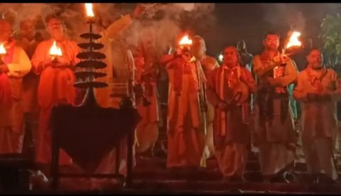 मथुरा02अप्रैल2025*भजन संध्या एवम जमुना मैया की महा आरती का आयोजन किया गया।