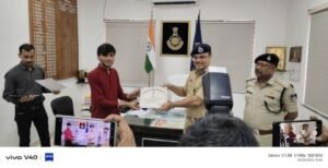 रीवा03अप्रैल25*पत्रकार विकास तिवारी को पुलिस अधीक्षक ने प्रशस्ति पत्र सौंप कर किया सम्मानित*