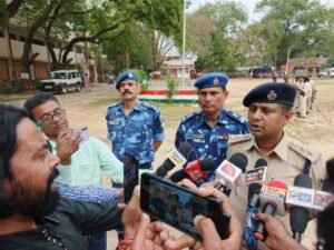 भागलपुर बिहार04अप्रैल25* पुलिस लाइन से निकाला गया फ्लैग मार्च रामनवमी भगवा जुलूस एवं छठ को लेकर।