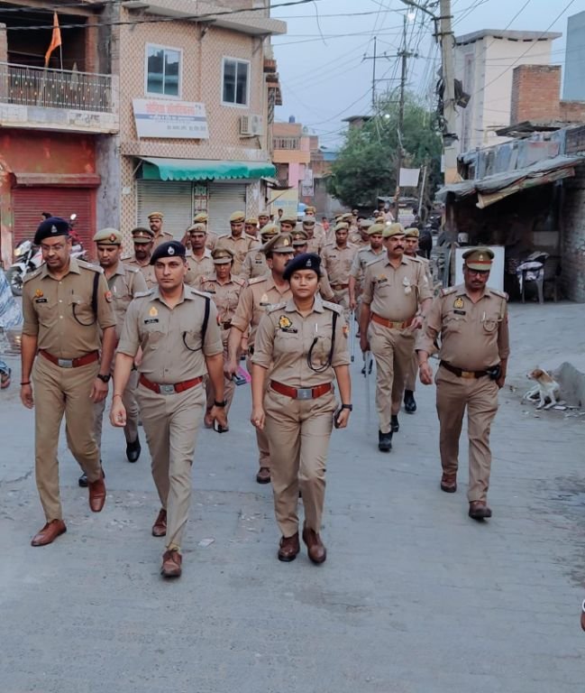 उन्नाव05अप्रैल25*जनपद में सुरक्षा व्यवस्था की दृष्टिगत पुलिस अधीक्षक ने लाव लश्कर के साथ पैदल गश्त किया।