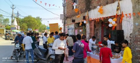 कानपुर नगर06अप्रैल25*श्री ठाकुरद्वारा मंदिर बंशल मोड शिवराजपुर में नवयुवकों द्वारा बूंदी और शरबत का वितरण किया