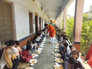 औरैया08अप्रैल25*एआरटीओ ने कराया विशाल कन्या भोज का आयोजन।